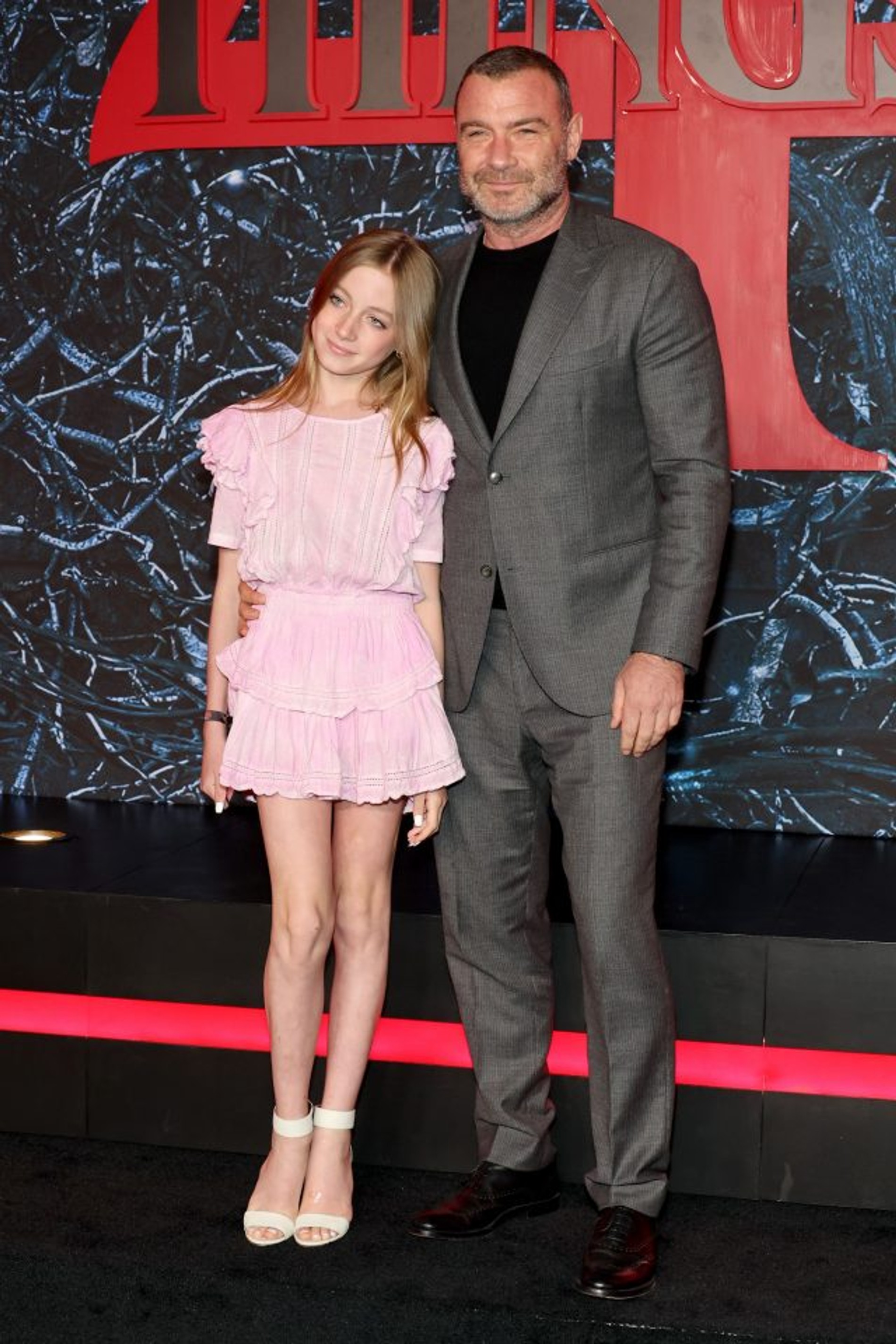 Лев Шрайбер с Каем на премьере «Очень странных дел»
Фото: Getty Images