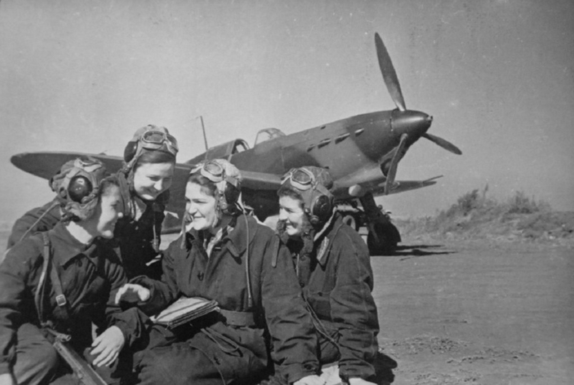 Летчицы 586-го истребительного авиаполка, 1942 год. Источник: Российское фото