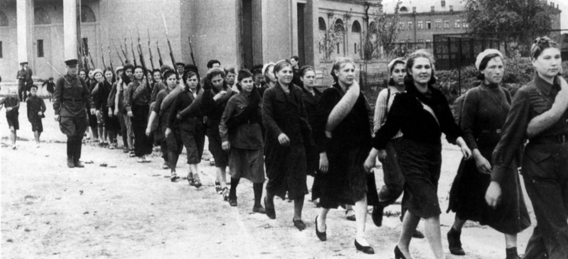 Советские девушки-добровольцы направляются на фронт, 1941 год. Источник: Российское фото