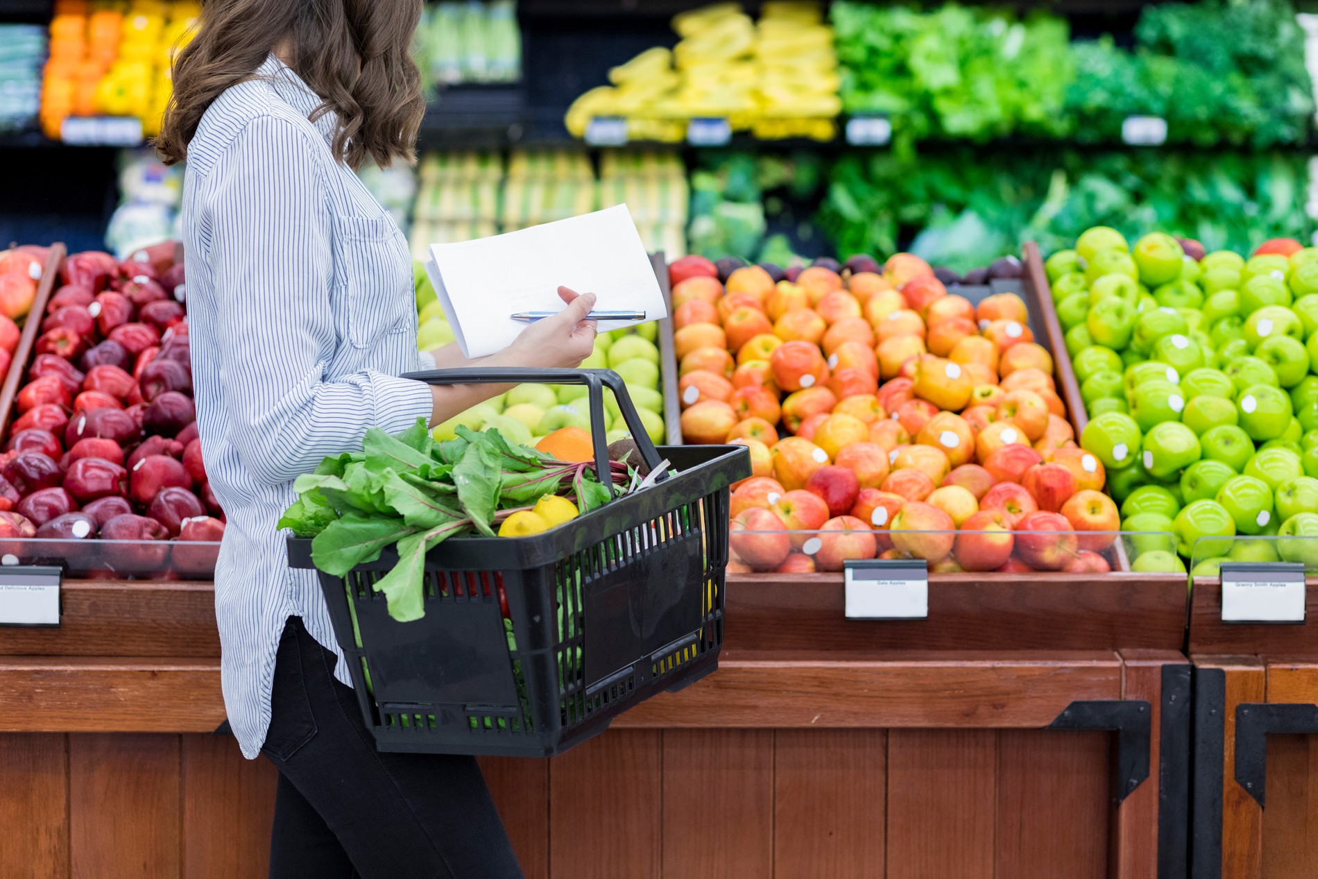 Супермаркет фрукты. Овощи в супермаркете. Рынок органических продуктов. Шоппинг продукты.