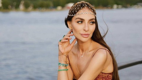 Ichki kiyimdagi yalangoch etuk ayollarning fotosuratlari