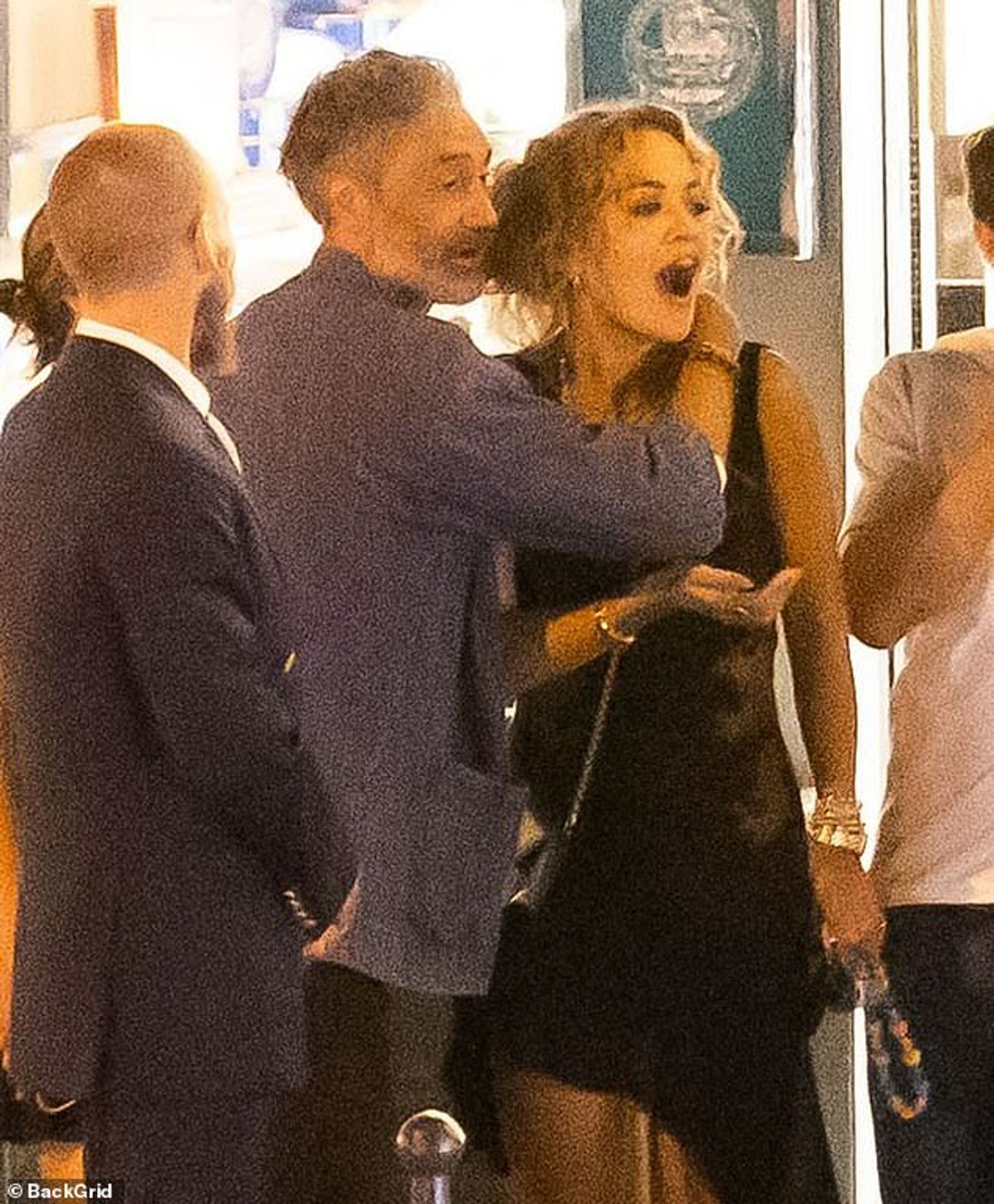 Тайка Вайтити и Рита Ора накануне на ужине в Париже
Фото: BackGrid