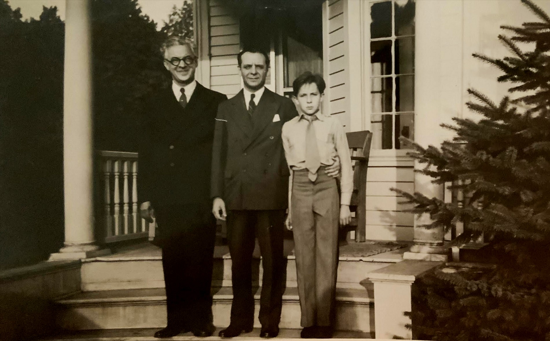 Джулиус, Арман и Джулиан Хаммеры. Источник: соцсети