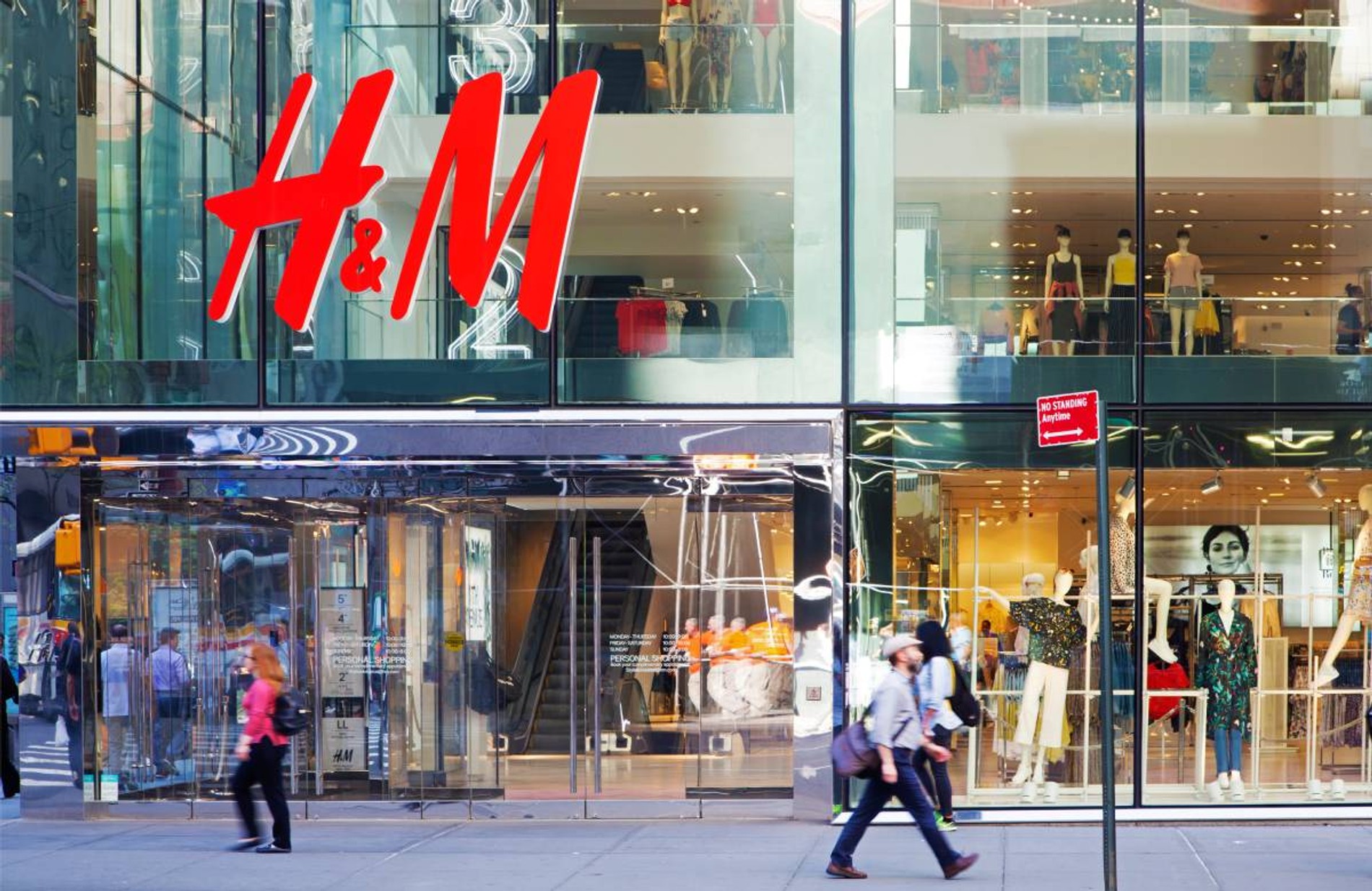 Хаос, пустые полки и чеки на 100 000 рублей: в столичном H&M раскупили все