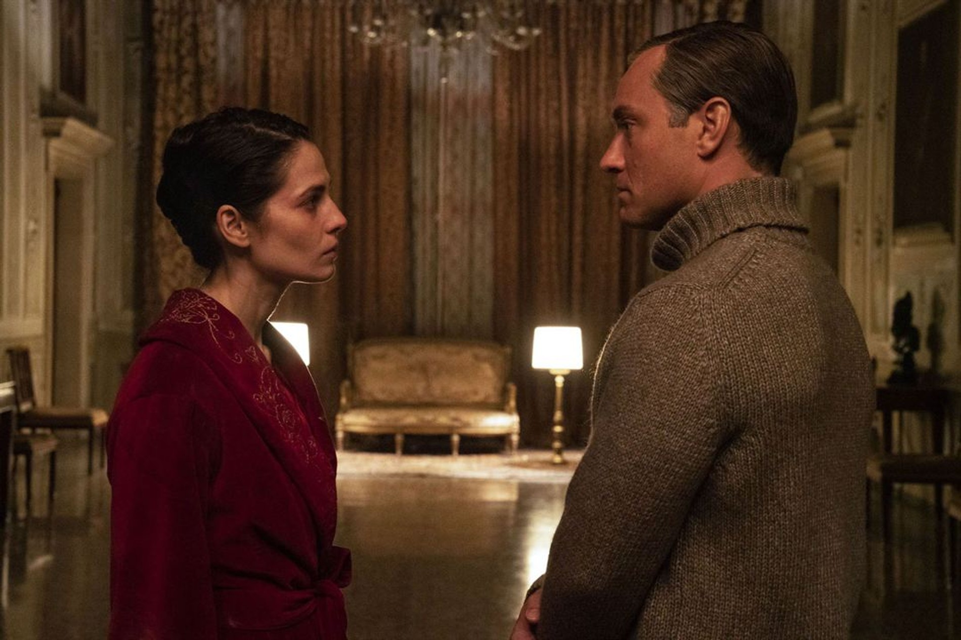 Юлия Снигирь и Джуд Лоу в сериале Паоло Соррентино «Новый папа»