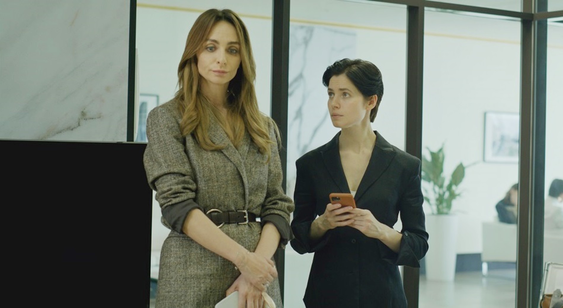 Екатерина Варнава и Юлия Снигирь в фильме «Время года зима»