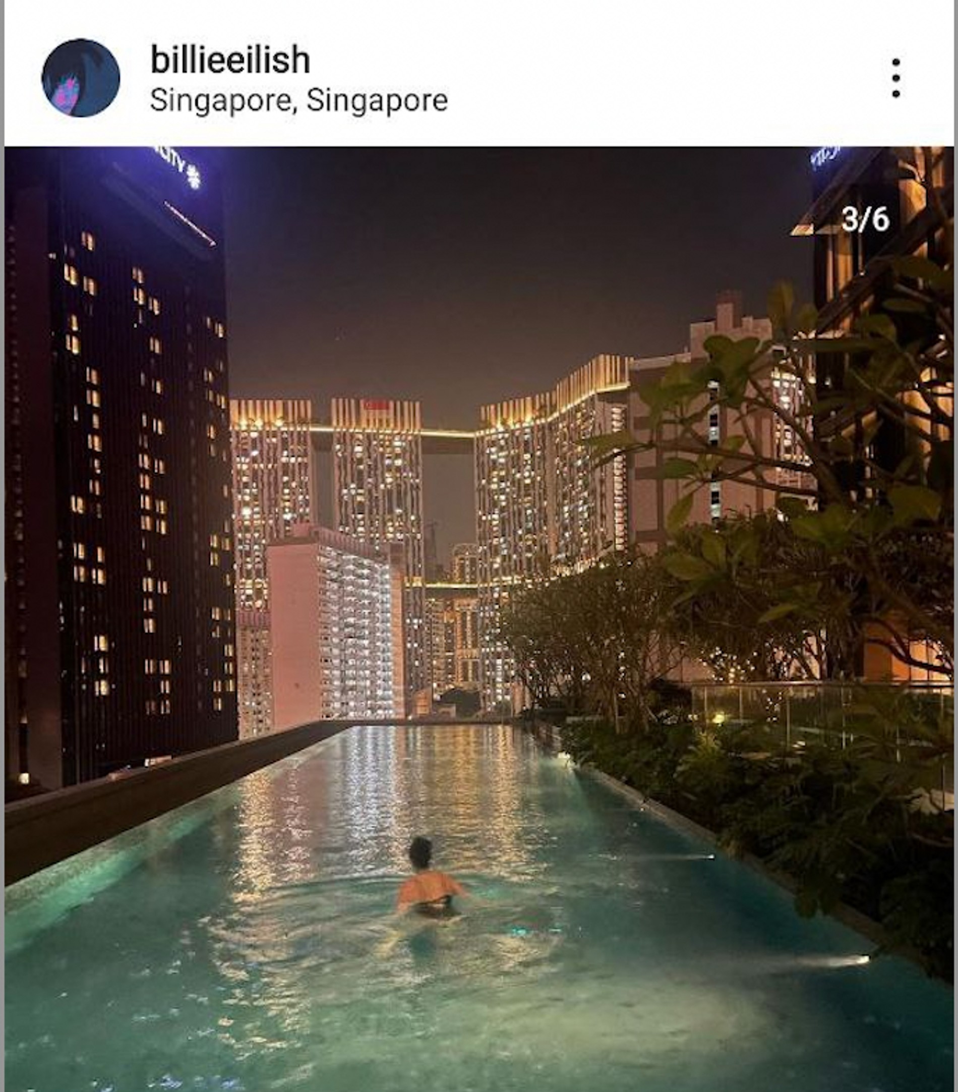 Фото: Инстаграм (запрещен в РФ) Билли Айлиш
Билли Айлиш плавает в бассейне в Сингапуре