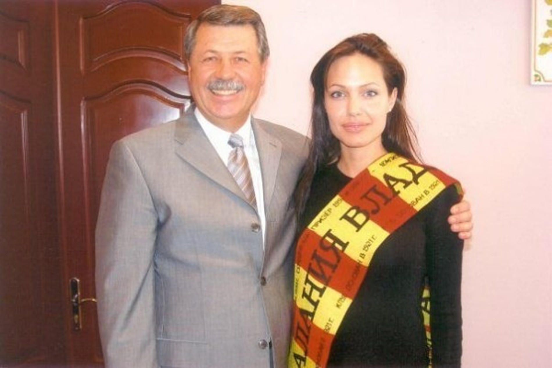 Анджелина Джоли с премьер-министром Северной Осетии Михаилом Шаталовым