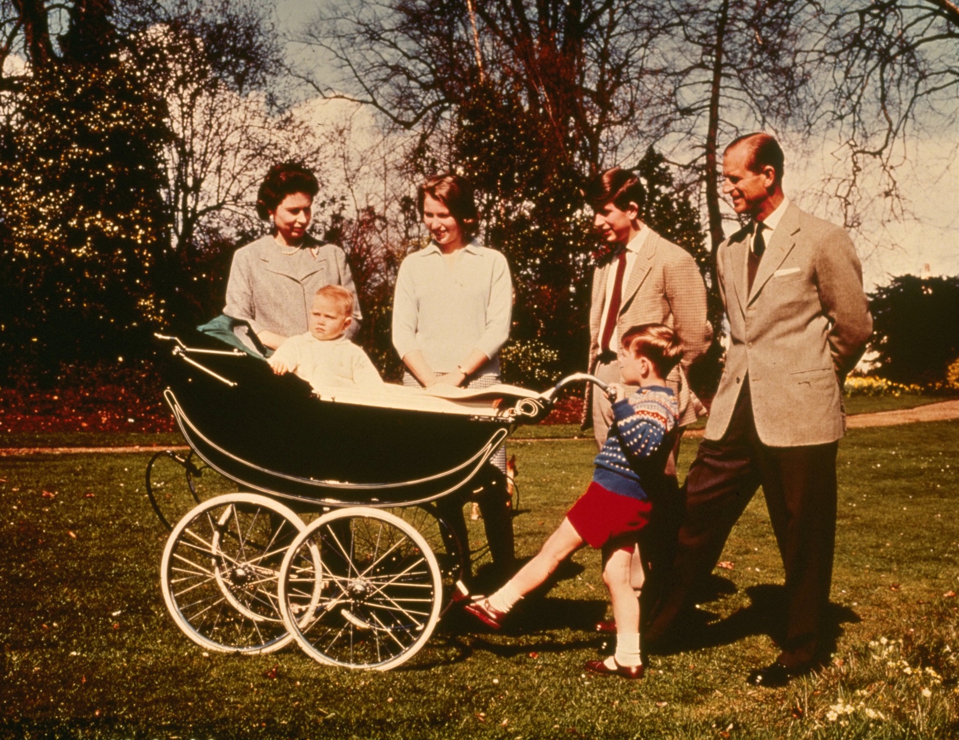 1965 год: королева Елизавета II и принц Филипп со своими детьми (справа налево): Принц Уэльский Чарльз, принц Эндрю, принц Эдуард и принцесса Анна на праздновании 39-летия королевы в Виндзоре