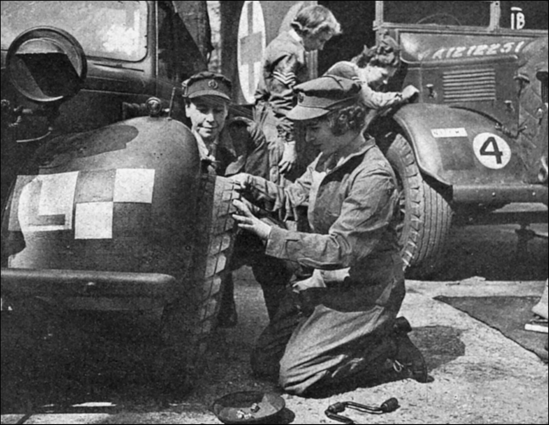 Принцесса Елизавета учится менять колесо, приблизительно 1945 год