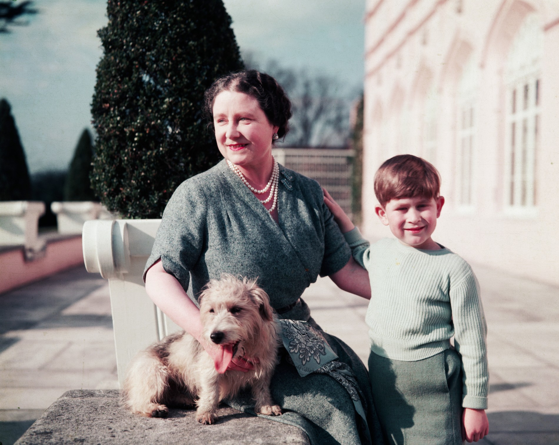 Принц Чарльз с бабушкой