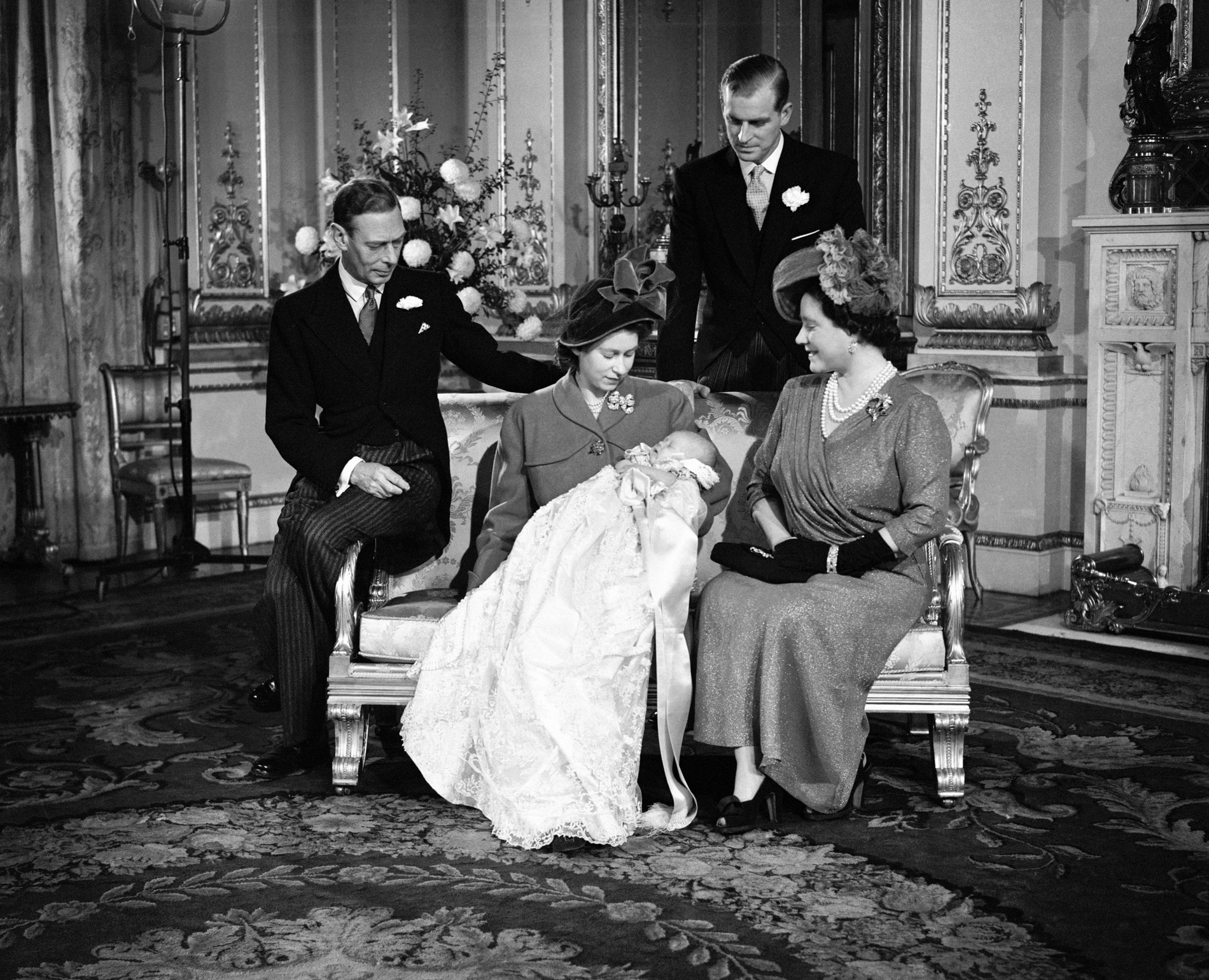 Король Георг VI, принцесса Елизавета, принц Филипп, королева-консорт и новорожденный принц Чарльз,  1948