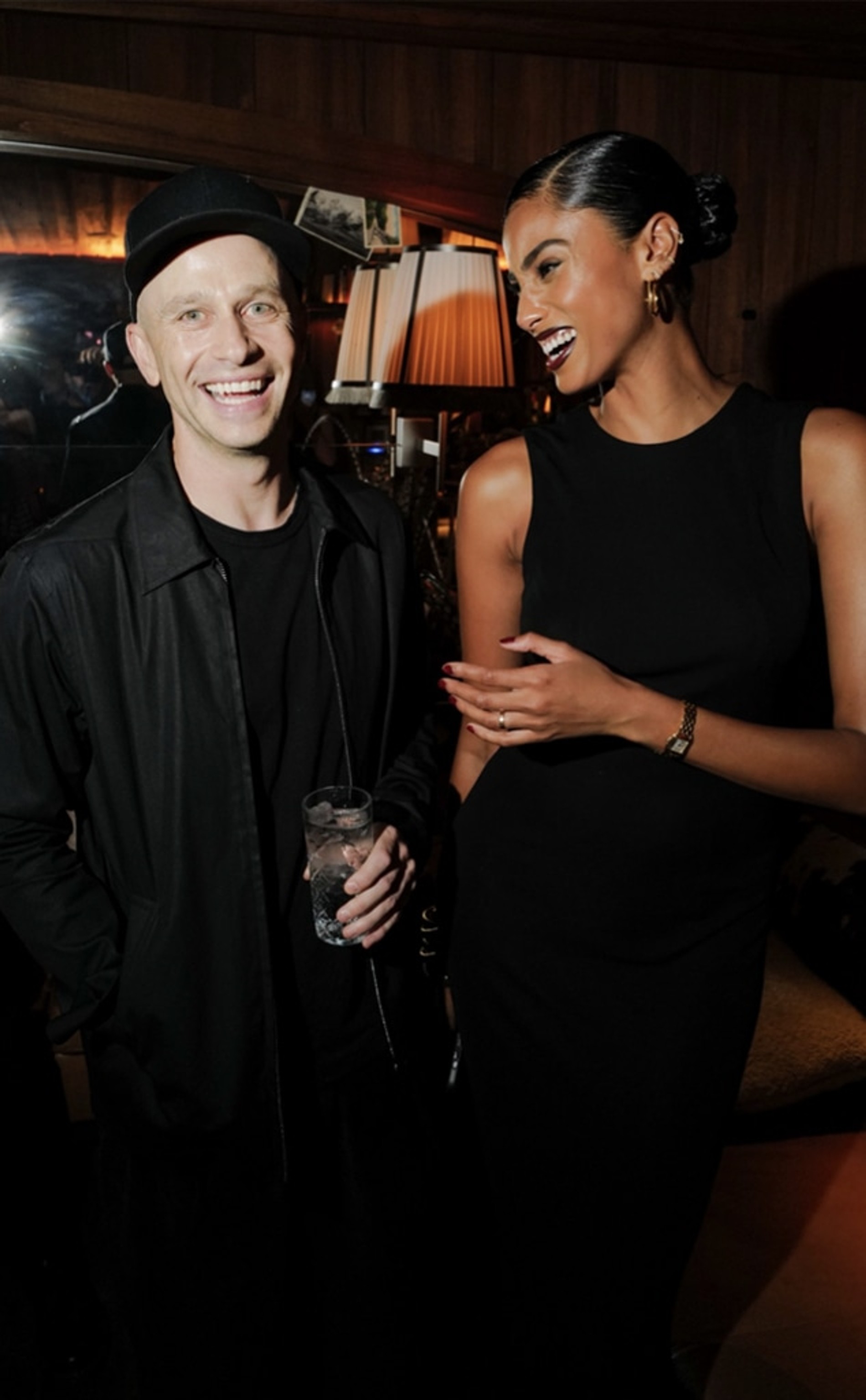 Главный редактор i-D magazine Алистер Маккимм и модель Иман Хаммам / Фото: Guest in Residence