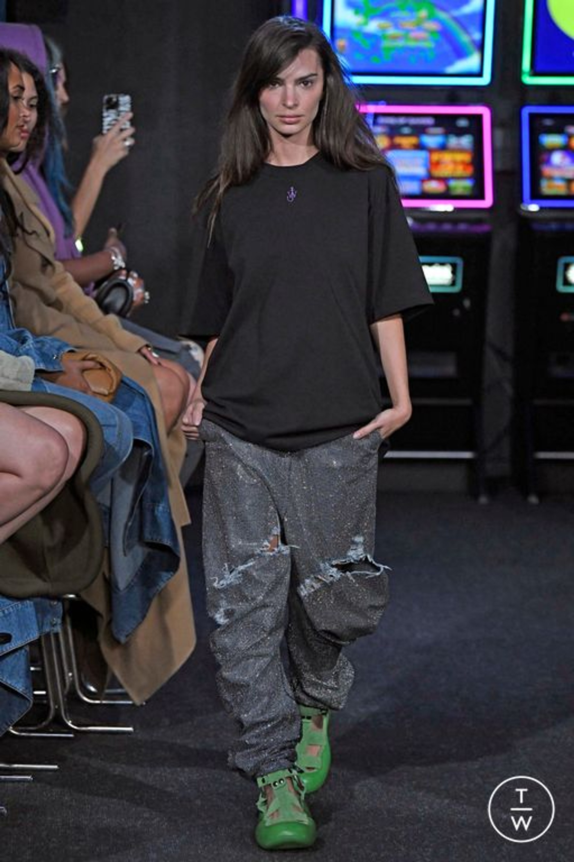 Эмили Ратаковски на показе JW Anderson
Фото: tag-walk.com