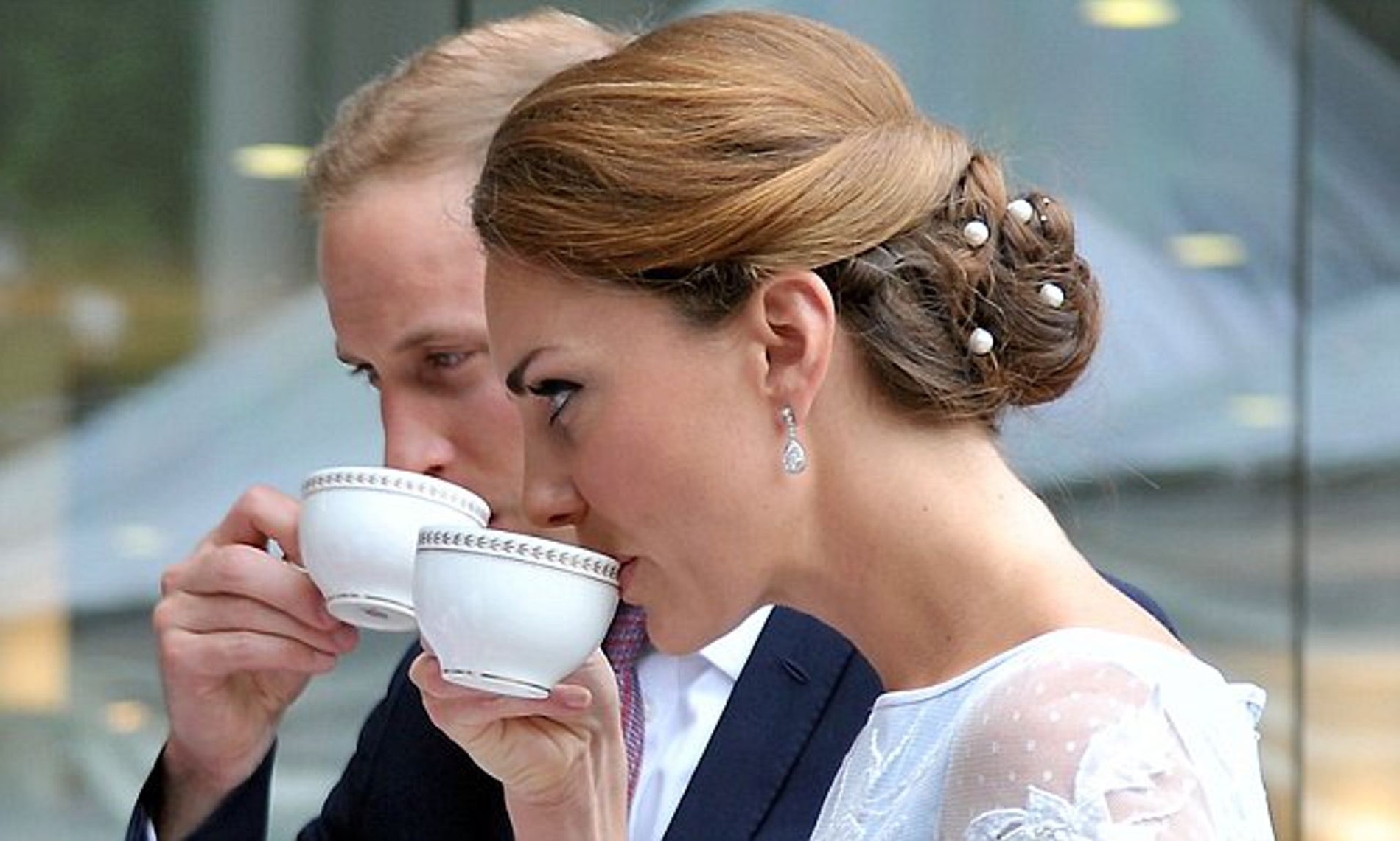 Чай замуж выходит. Кейт Мидлтон чайепитие. Кейт Миддлтон пьет чай. Чаепитие принц Уильям. Англичанин с чаем.