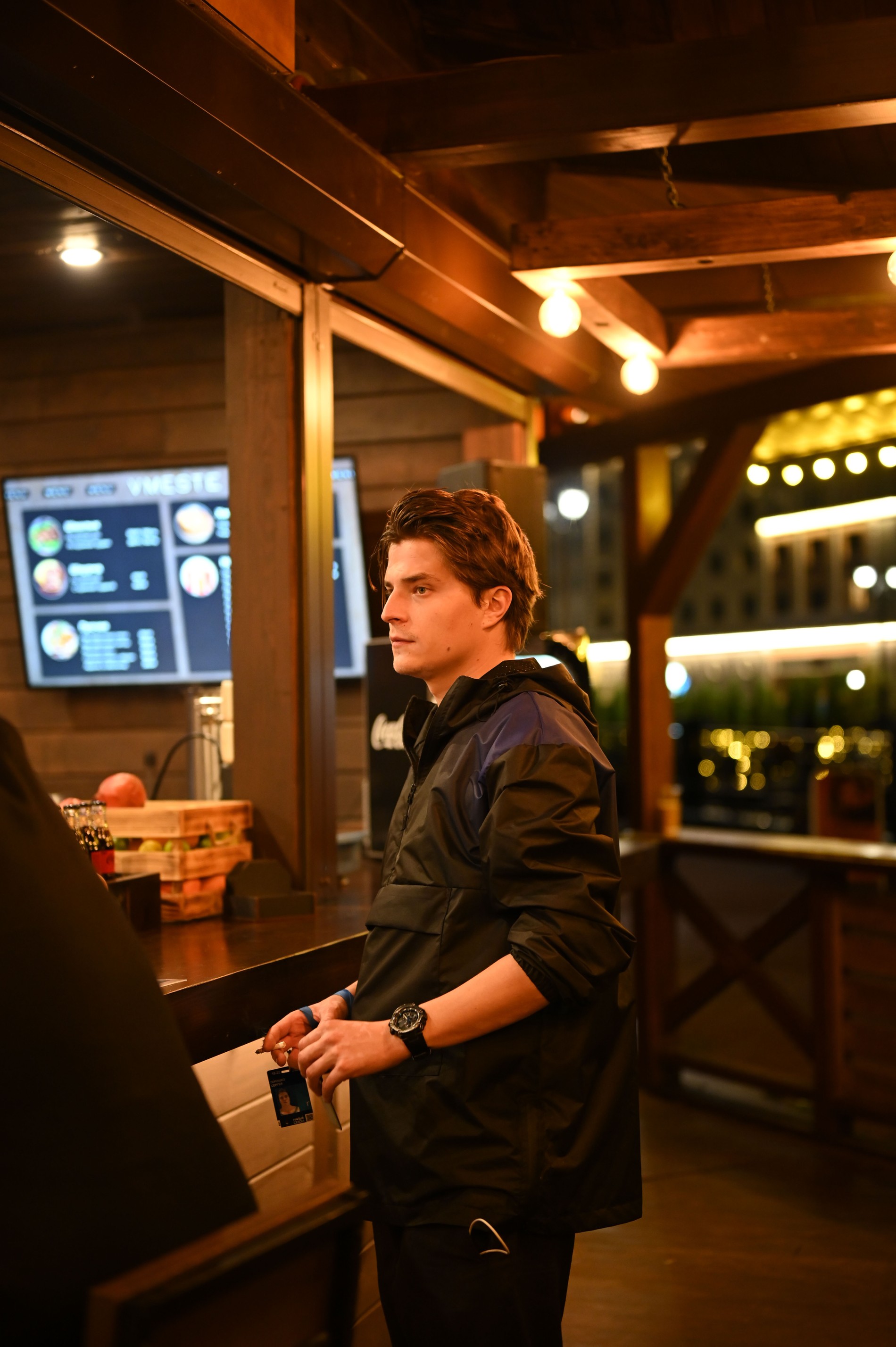 Сергей покупает глинтвейн Фото: Super.ru / Александра Марченко