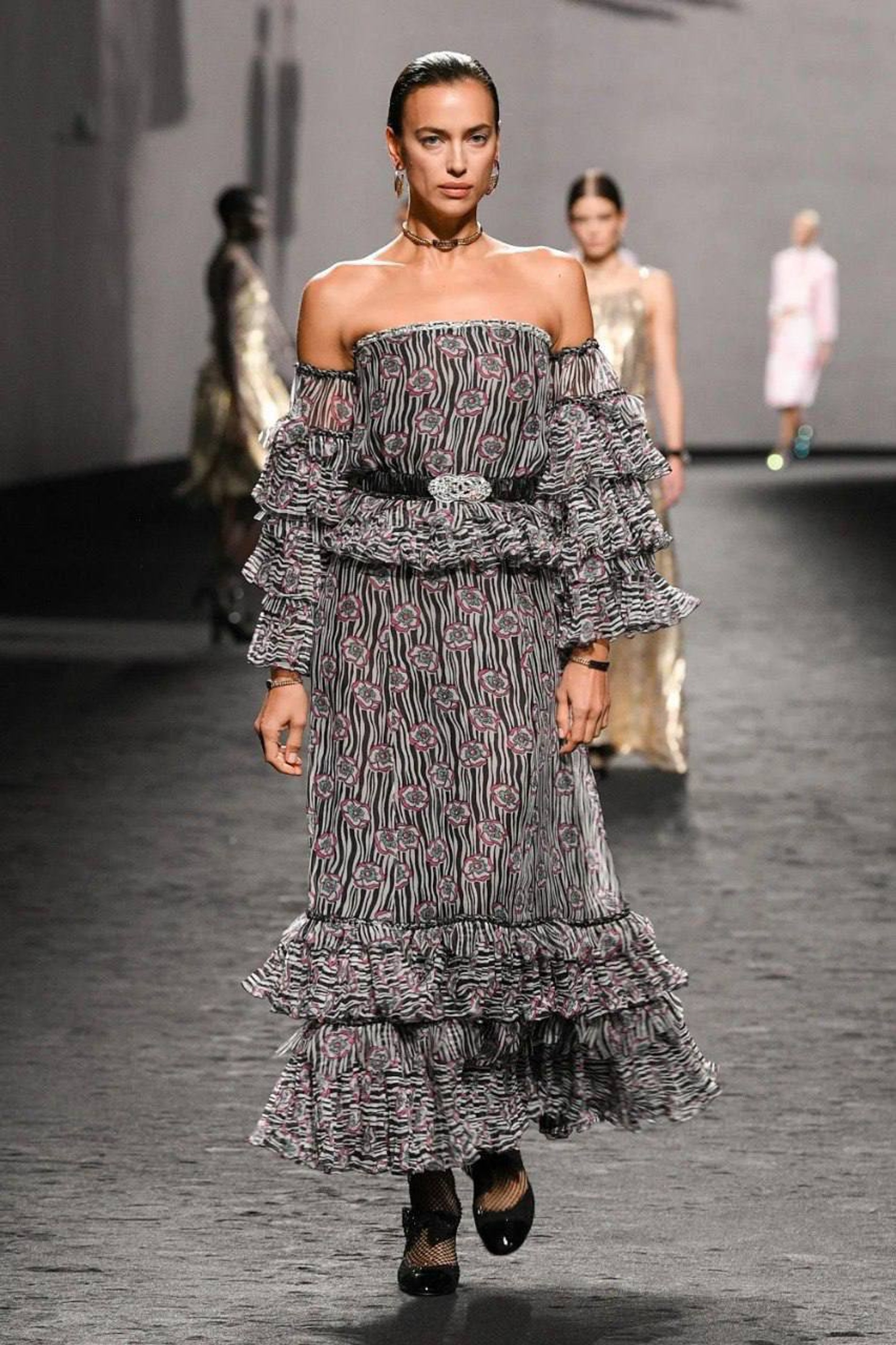 Ирина Шейк на показе Chanel
Фото: Getty Images