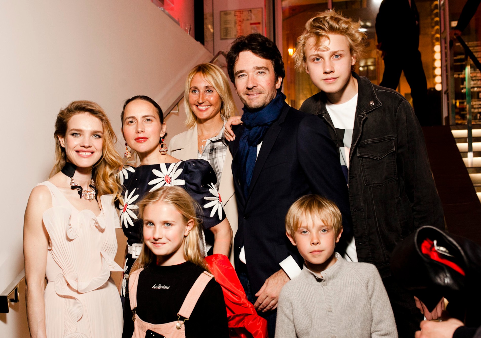 Наталья Водянова с Антуаном Арно, дочерью Невой, сыновьями Лукасом, Виктором и друзьями (Ольгой Томпсон и Оксаной Бондаренко)
Источник: Инстаграм (запрещен в РФ) / natasupernova