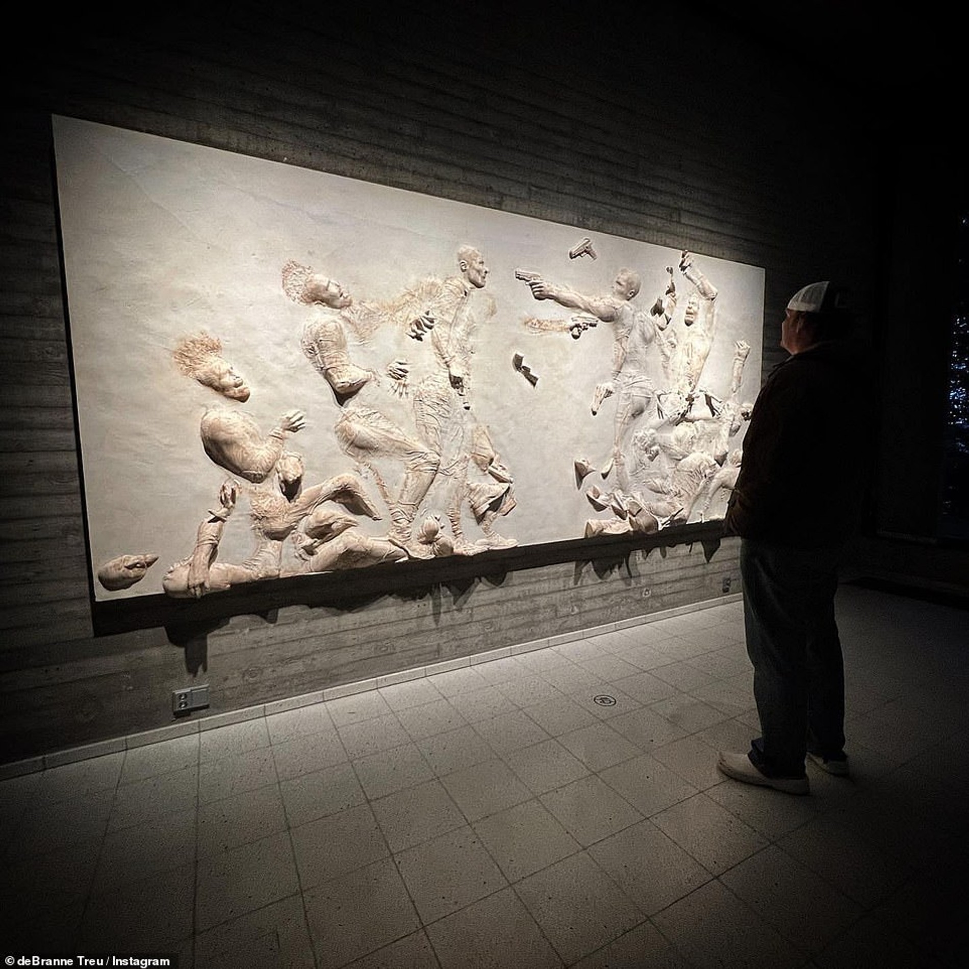 Работа Питта под названием «Целясь в тебя, я увидел себя, но было слишком поздно»
Фото: Инстаграм (запрещен в РФ)