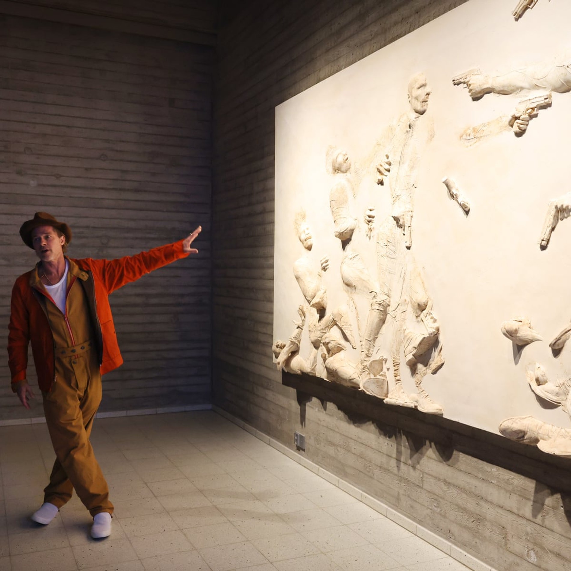 Брэд Питт с одной из своих работ
Фото: Sami Kero