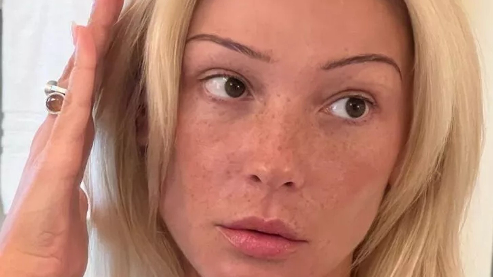 Настя Ивлеева с тонкими бровями
Фото: Инстаграм (запрещен в РФ)