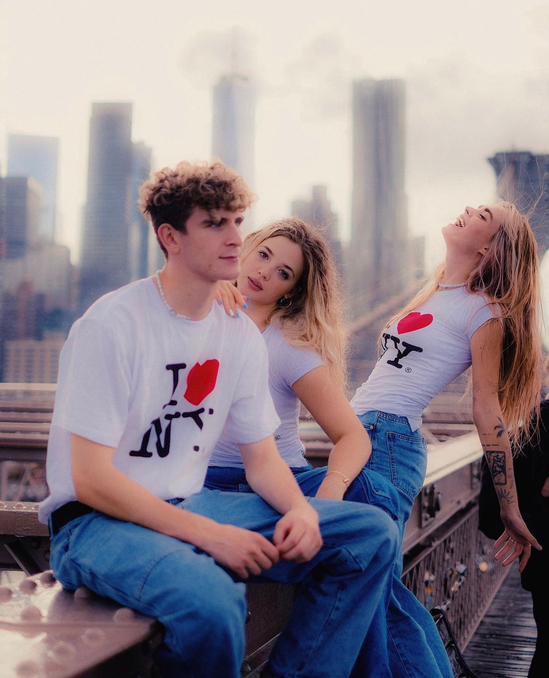 Артур Бабич, Аня Покров и Маха Горячева
Фото: Инстаграм (запрещен в РФ) Dream Team House