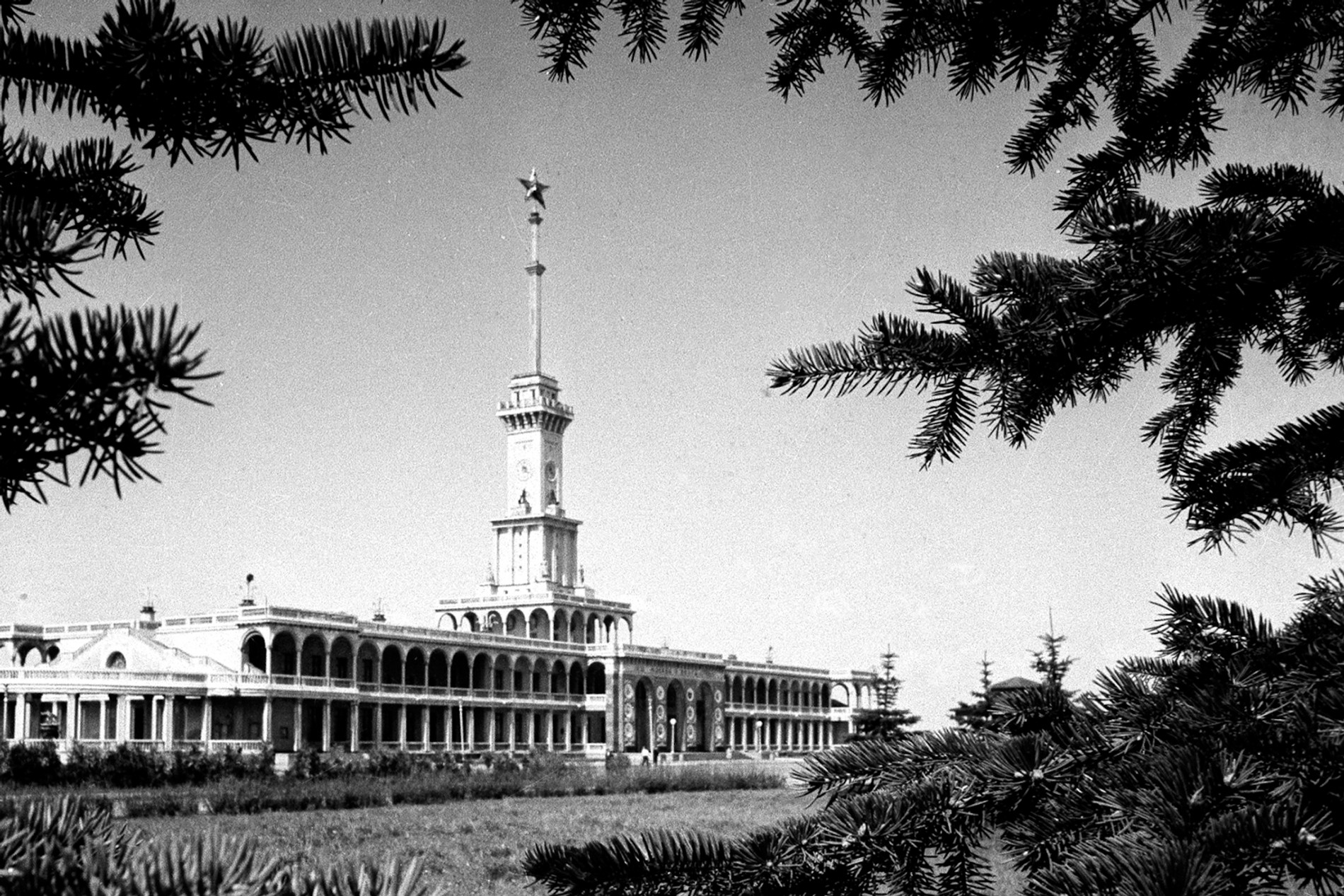 Здание Химкинского речного вокзала. Фото: Н. Ситникова. 22 мая 1946 года. Главархив Москвы / mos.ru