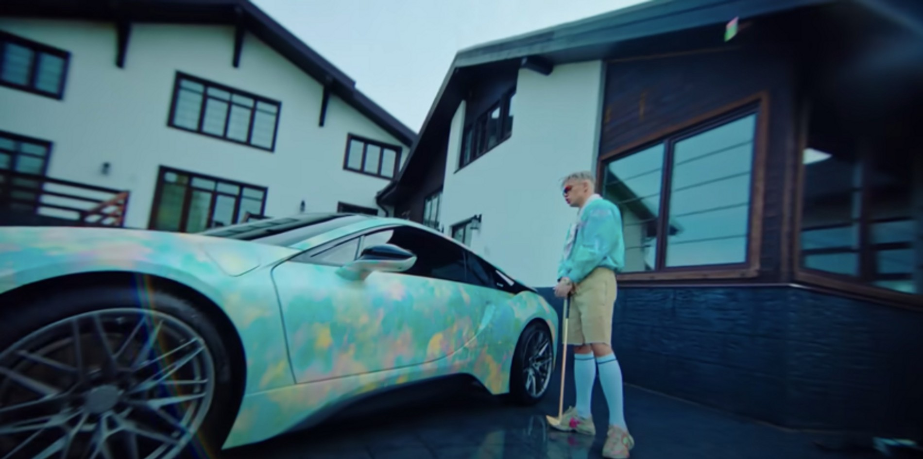 Элджей с машиной в клипе Cadillac