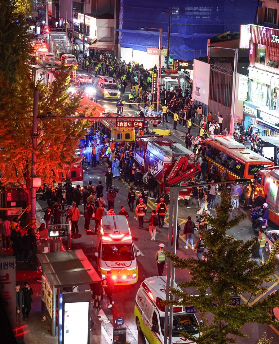 Более 120 человек погибли во время празднования Хеллоуина в Сеуле ...