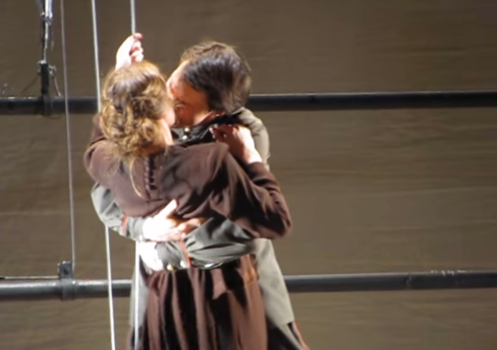 Данила Козловский с Уршулой в спектакле «Варшавская мелодия»
Фото: ютуб-канал Погодиной Любови