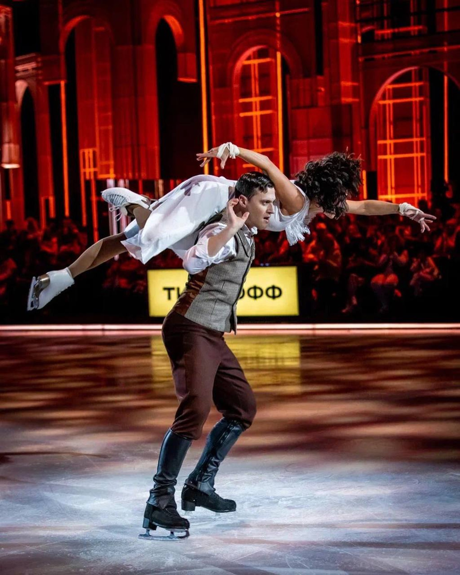 Регина Тодоренко и Александр Энберт на съемках «Ледникового периода»
Фото: Инстаграм (запрещен в РФ)