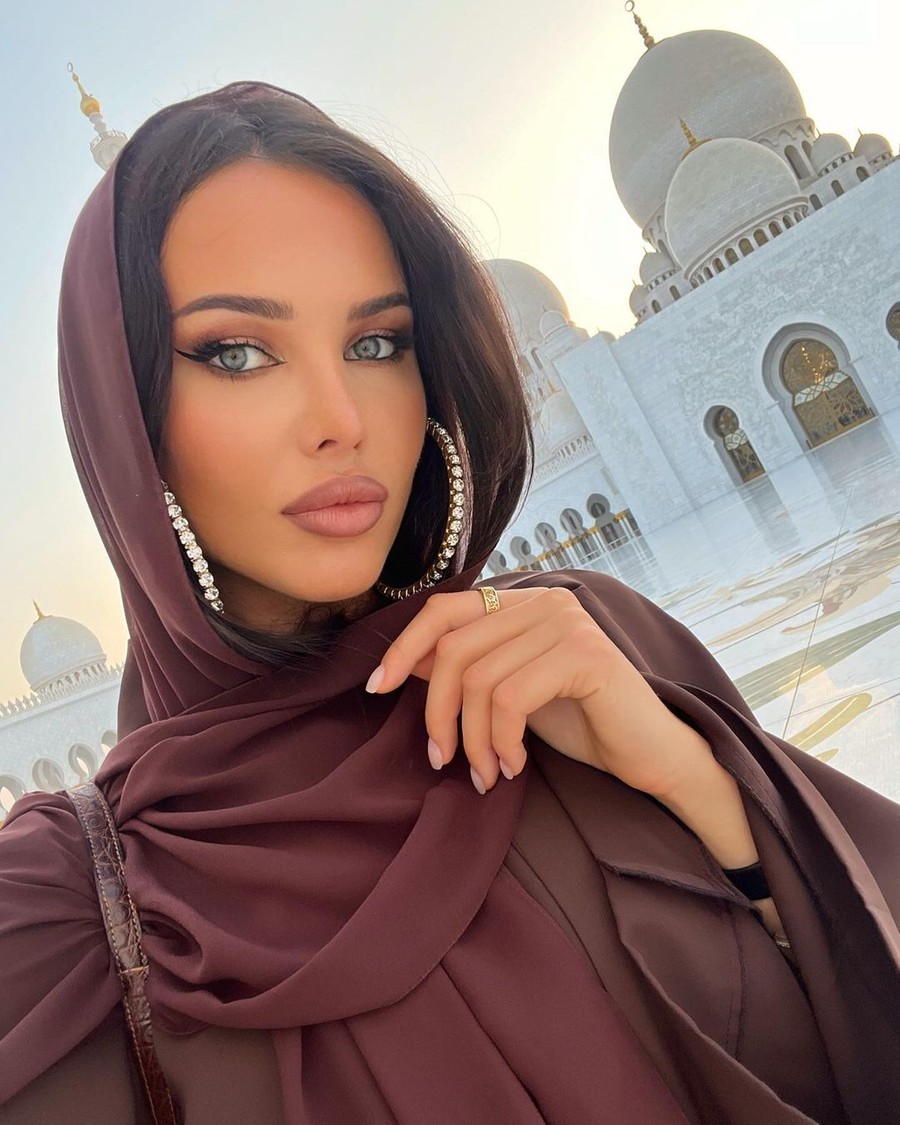 Анастасия Решетова в хиджабе Дубай