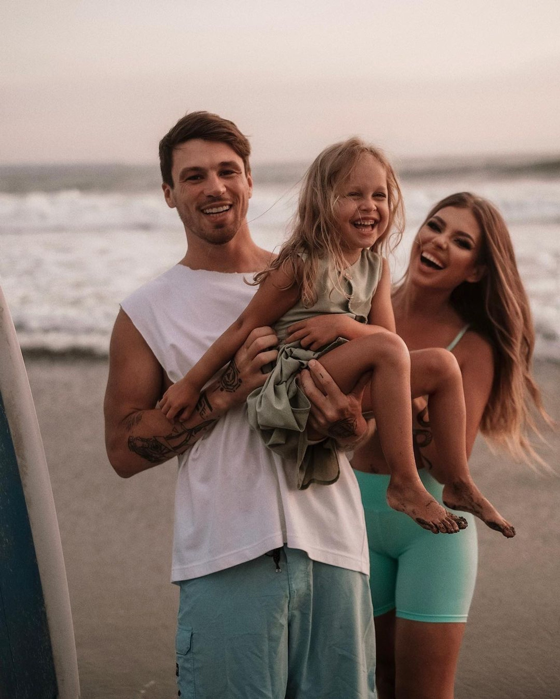 Федор Белогай и Рита Дакота с дочерью
Фото: Инстаграм (запрещен в РФ)