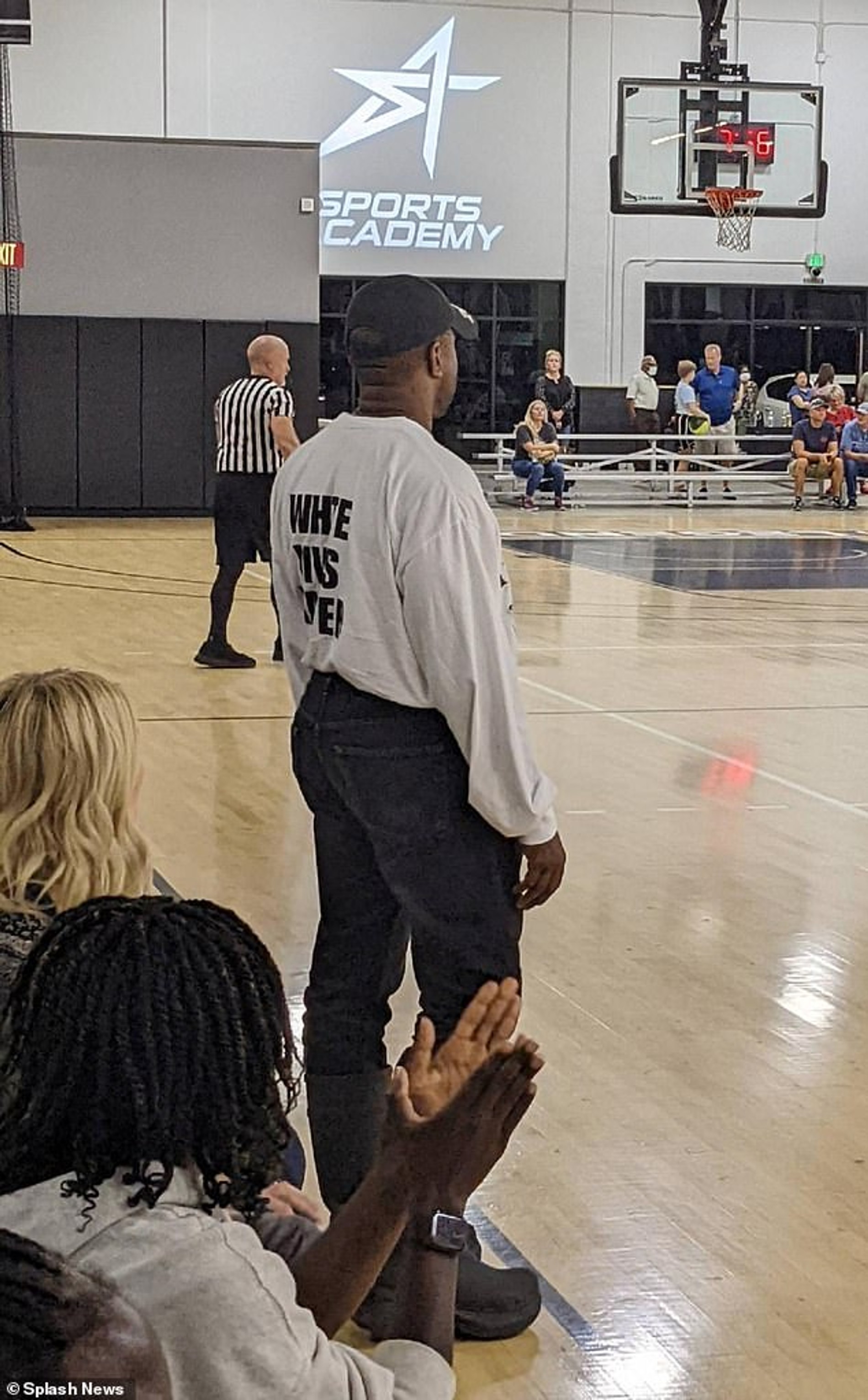 Канье Уэст на баскетбольном матче Норт в прошлом месяце
Фото: SplashNews