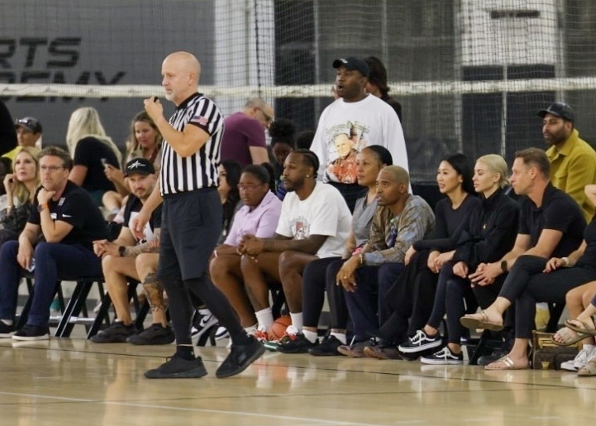 Канье Уэст и Ким Кардашьян игнорируют друг друга на баскетбольном матче Норт
Фото: TMZ