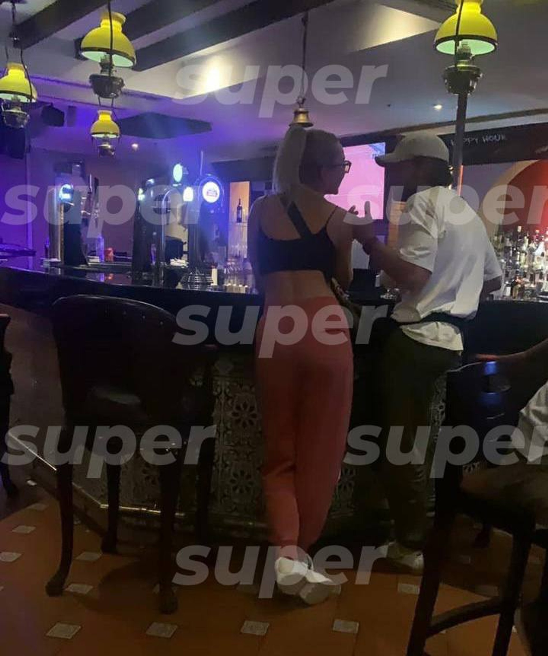 Ольга Бузова и Антон Филипенко в баре аэропорта «Шереметьево»
Фото: Super