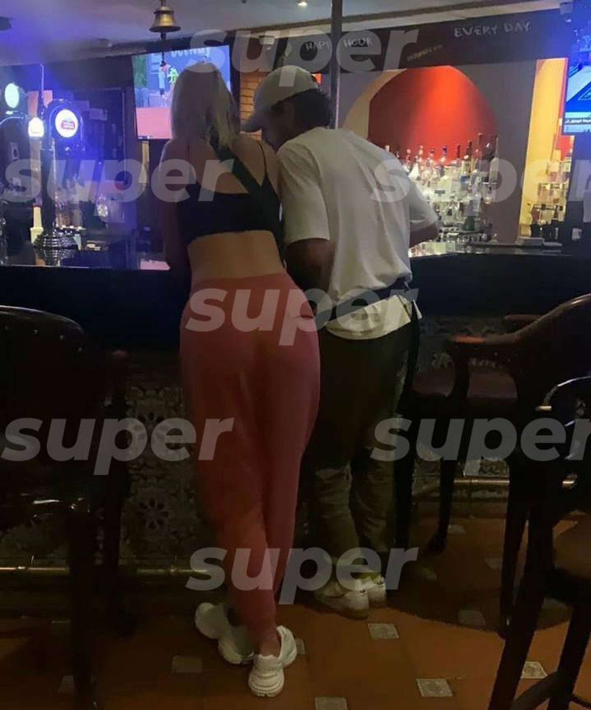 Ольга Бузова и Антон Филипенко в баре аэропорта «Шереметьево»
Фото: Super