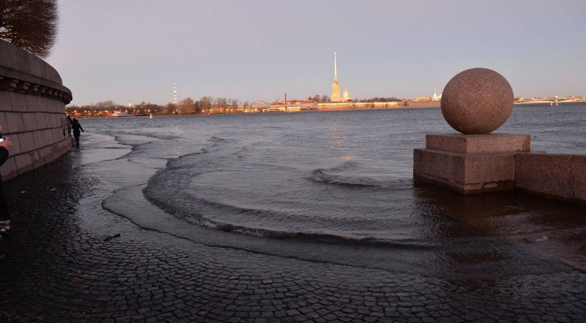 Питер в ноябре. Набережная реки Нева Санкт-Петербург. Наводнение в Санкт-Петербурге 1824. Наводнение в Санкт-Петербурге 2022. Наводнение в Питере сейчас.