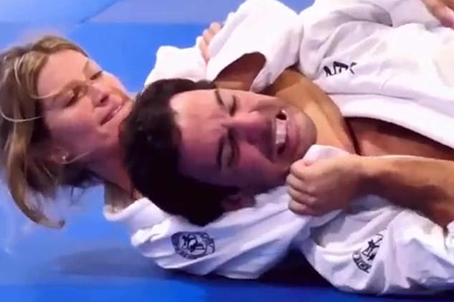 Жизель Бюндхен и Хоаким Валенте во время тренировки
Скриншот: Инстаграм (запрещен в РФ)