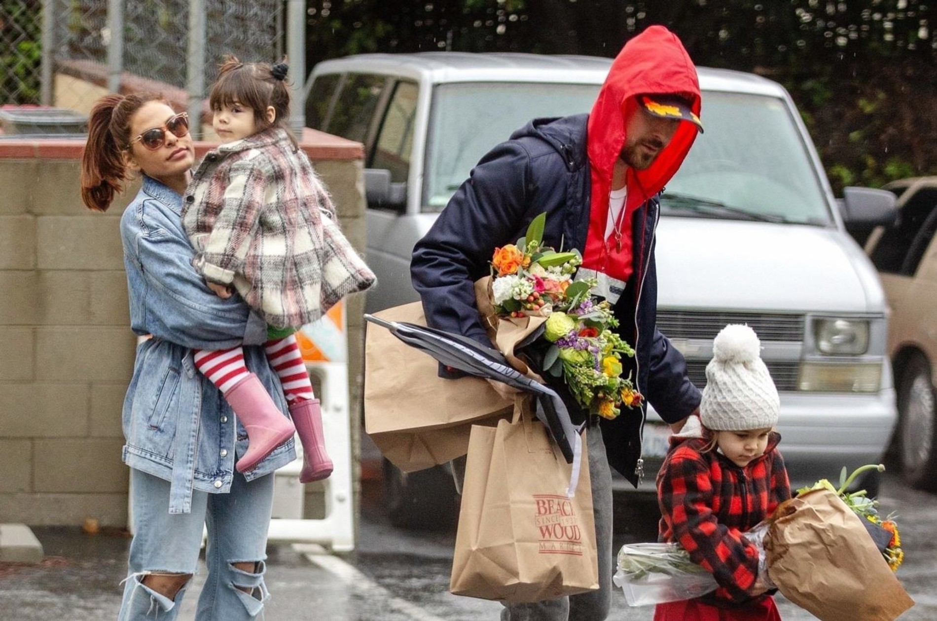 Ева Мендес и Райан Гослинг на прогулке с детьми
Фото: fashion-person.com