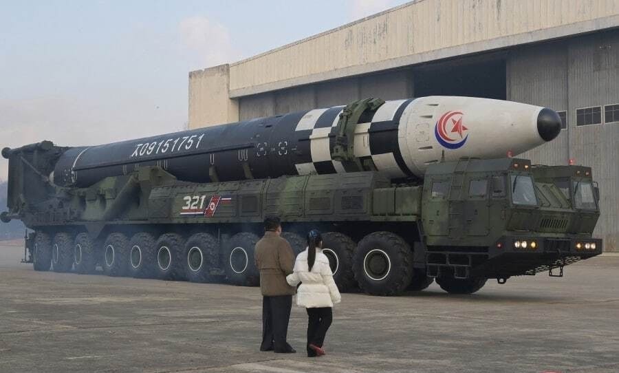 Ким и его дочь перед запуском ракеты
Фото: KCNA / Reuters