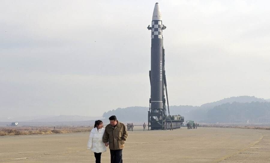 Отец и дочь перед запуском
Фото: KCNA / Reuters