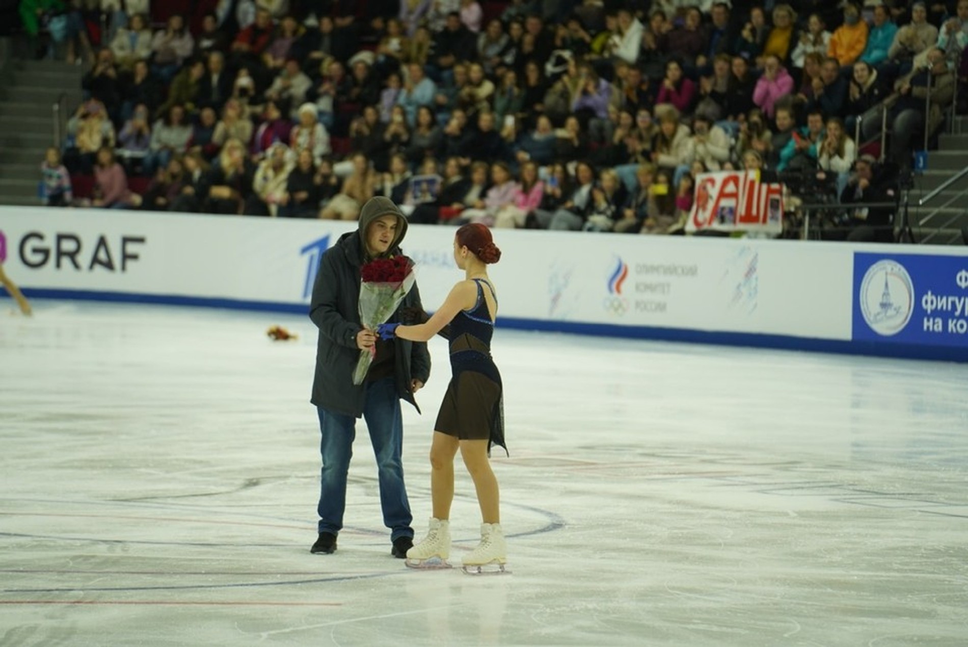 Фанат Саши Трудовой выбежал на лед, чтобы подарить ей цветы
Фото: KP