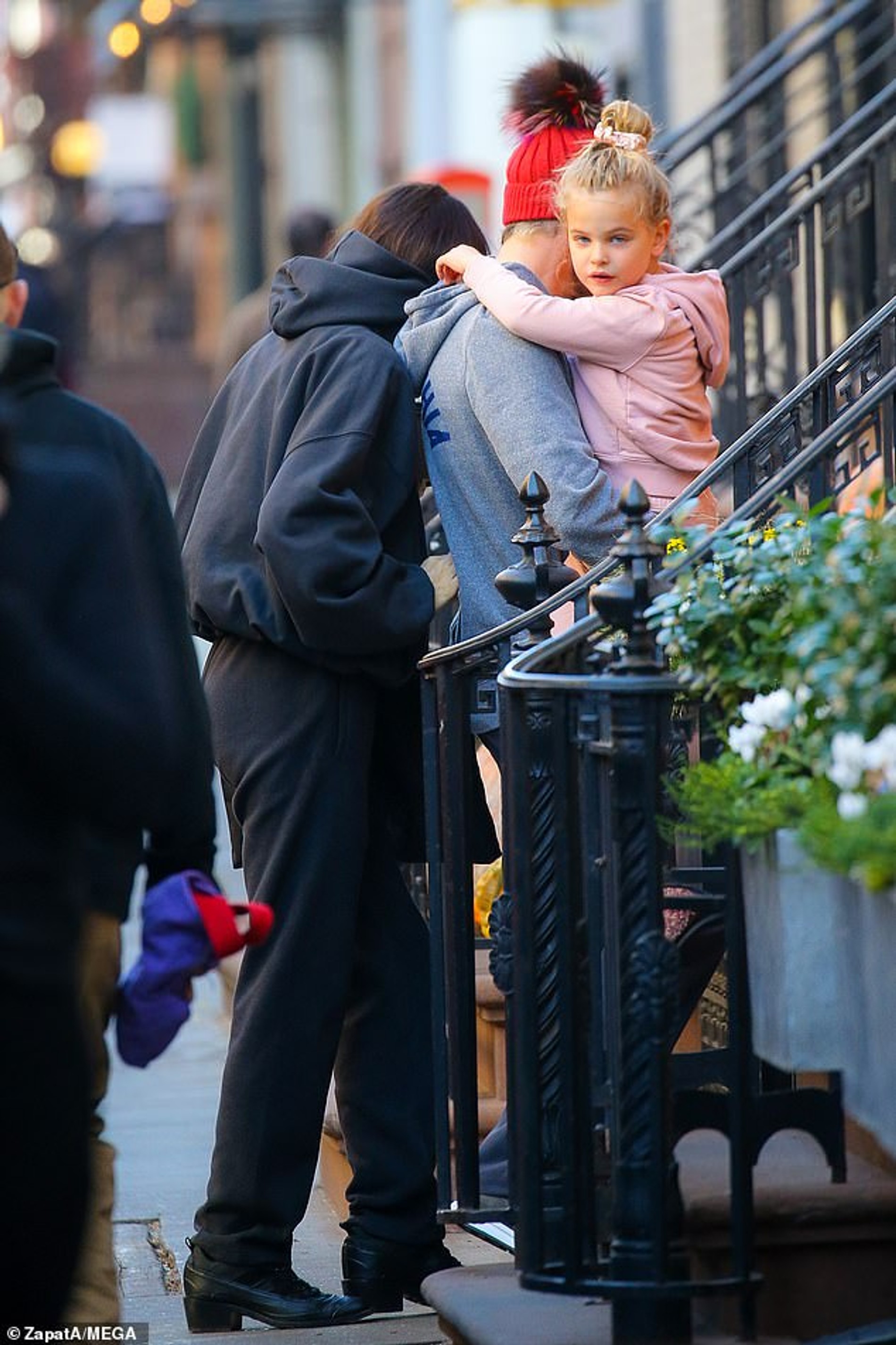 5-летняя Лея заметила папарацци — и позирует на камеру не хуже мамы
Фото: MEGA