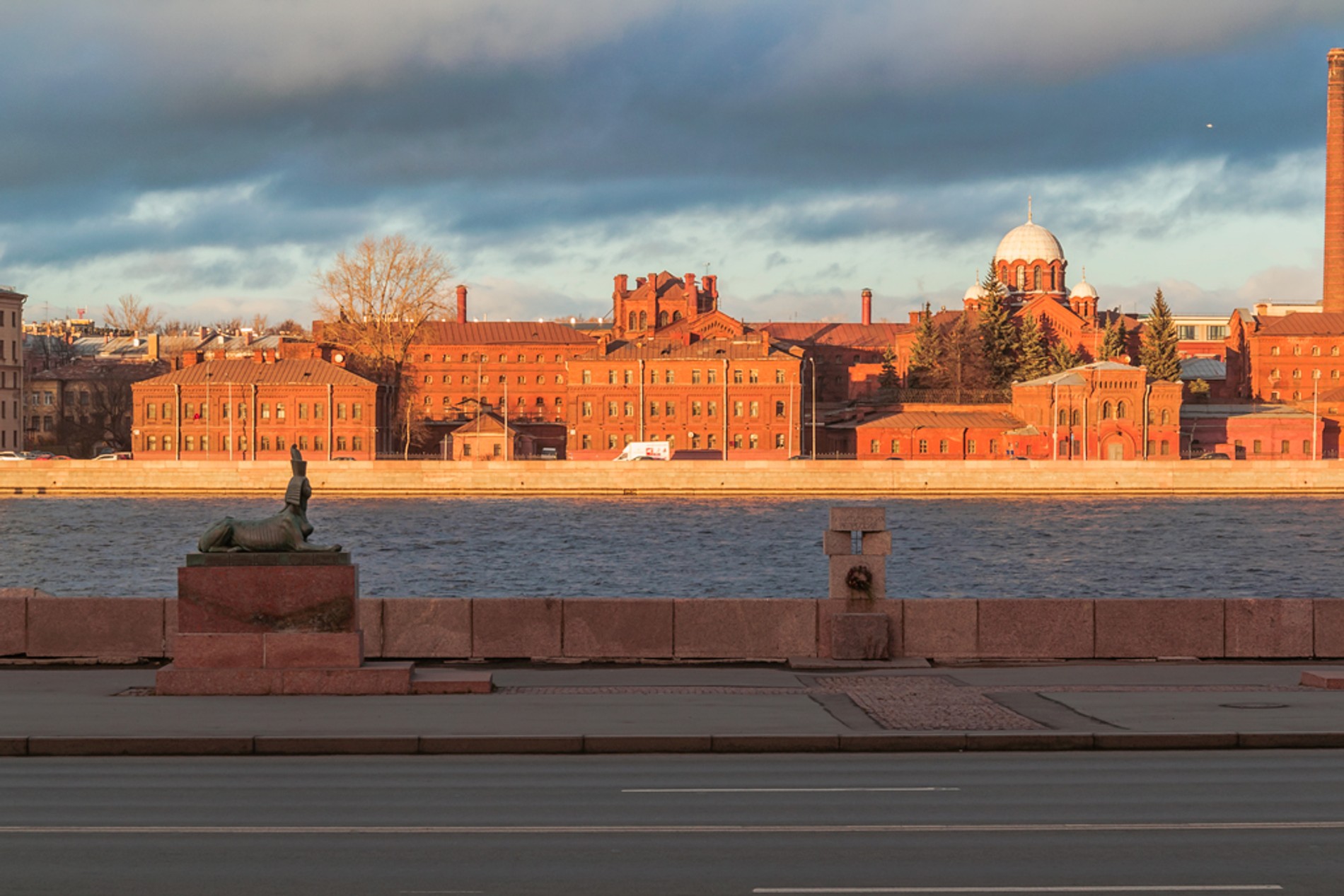 Вид на тюрьму с другого берега Невы
Фото: LiveJournal / alkopona