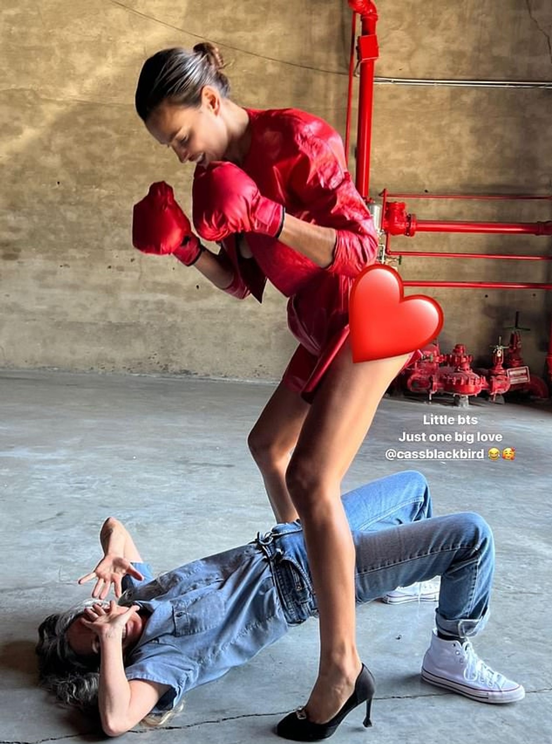 Кадр из съемки для Chaos 69 с участием Ирины Шейк
Фото: Инстаграм (запрещен в РФ) Ирины Шейк