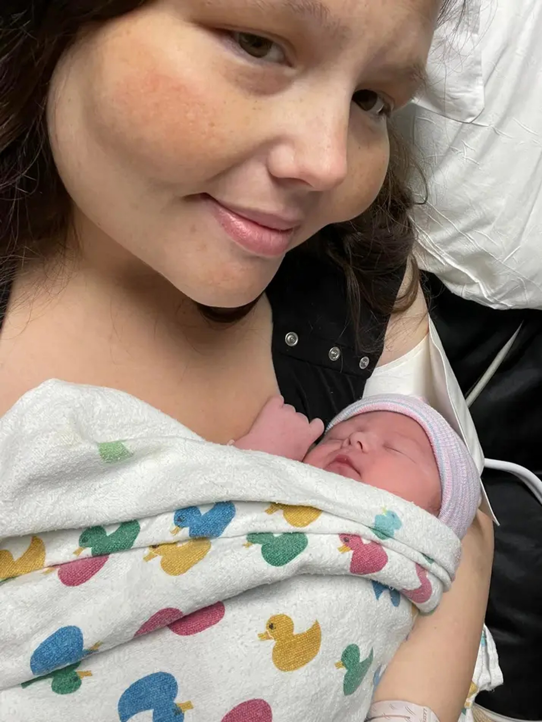 Кристина с новорожденным сыном Эзрой в сентябре этого года
Фото: Facebook (запрещен в РФ)