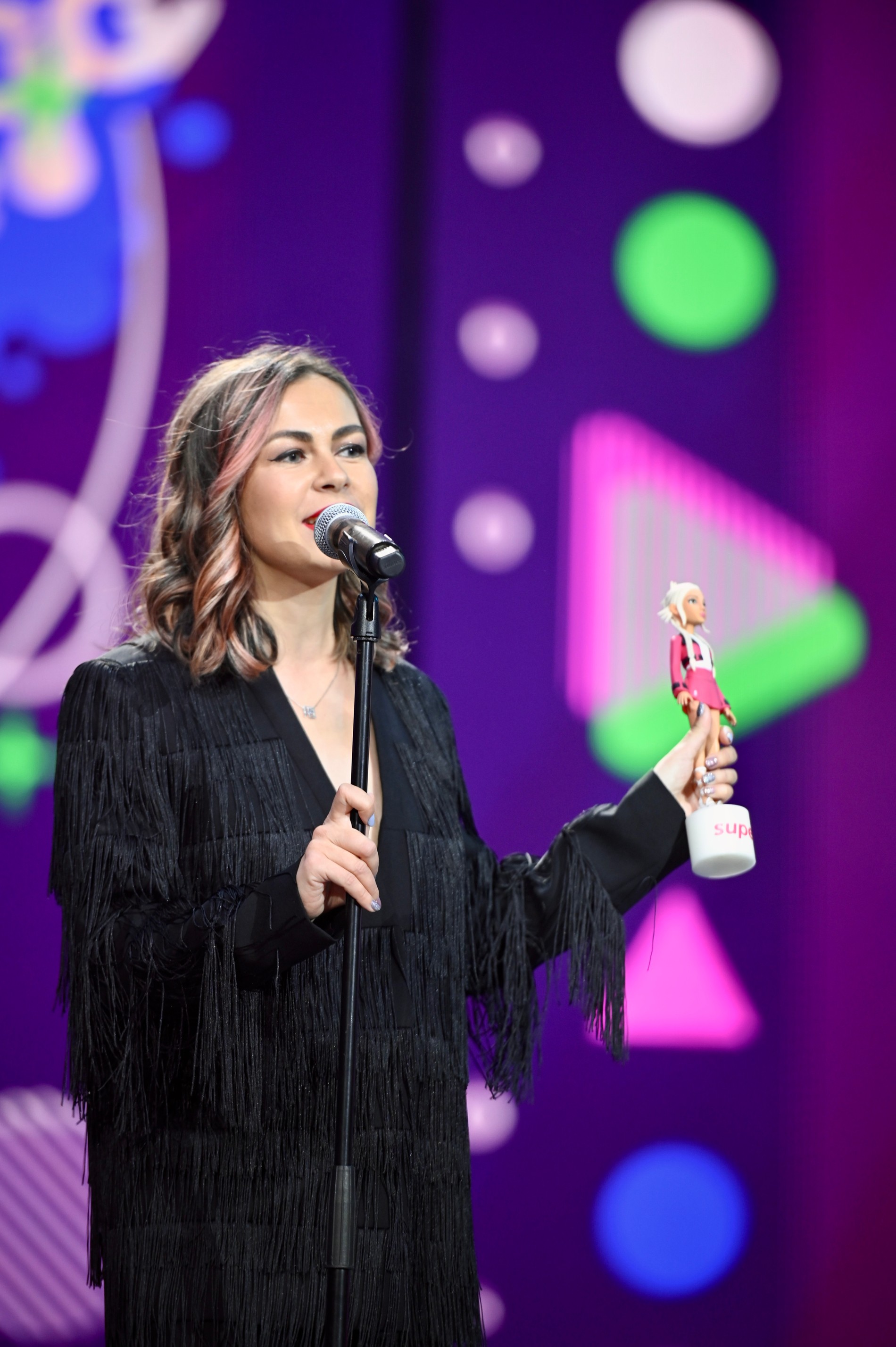 Главный редактор Super Мария Белоковыльская с наградой для Юли Гаврилиной