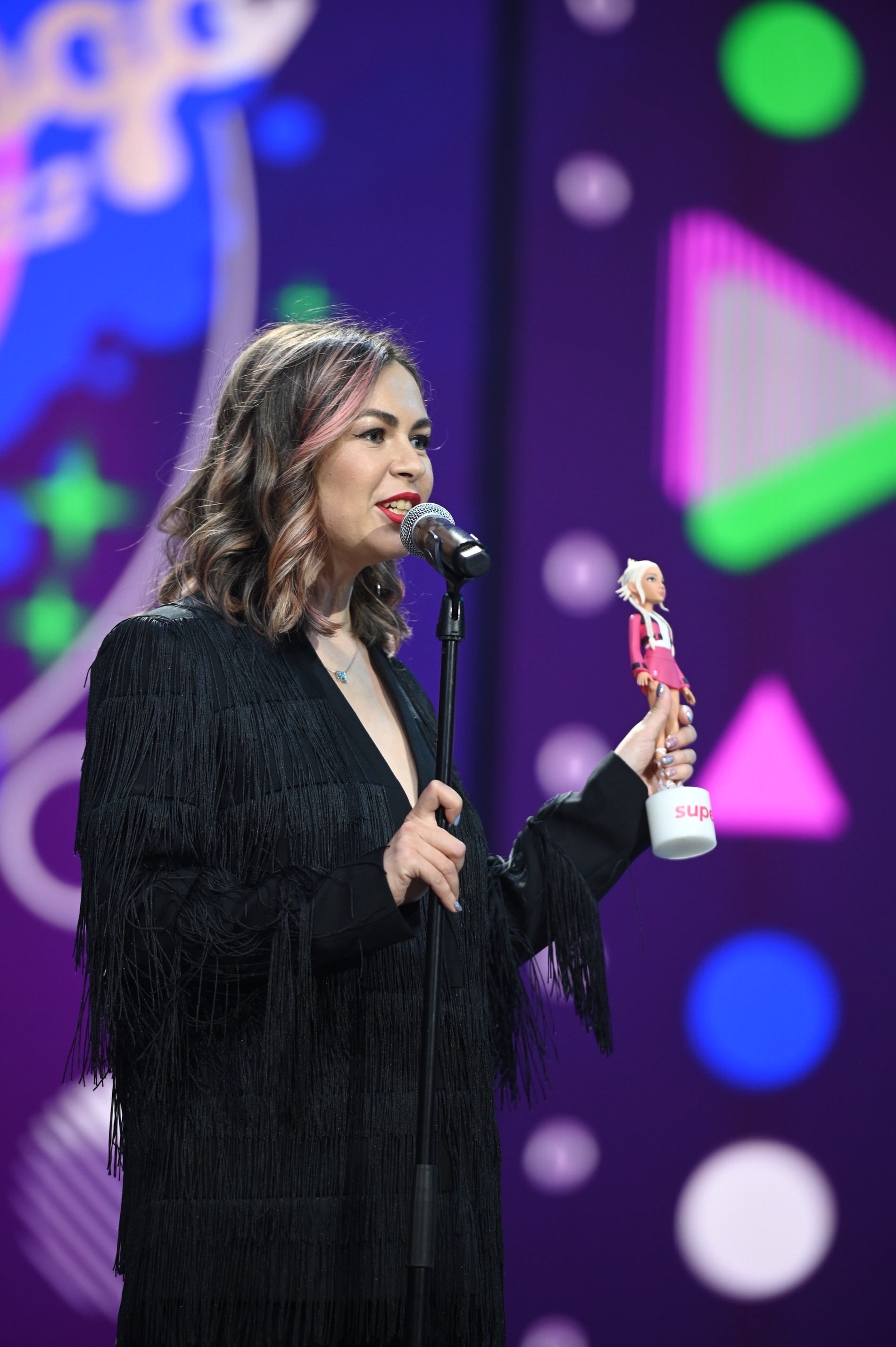 Главный редактор Super Мария Белоковыльская с наградой для Юли Гаврилиной