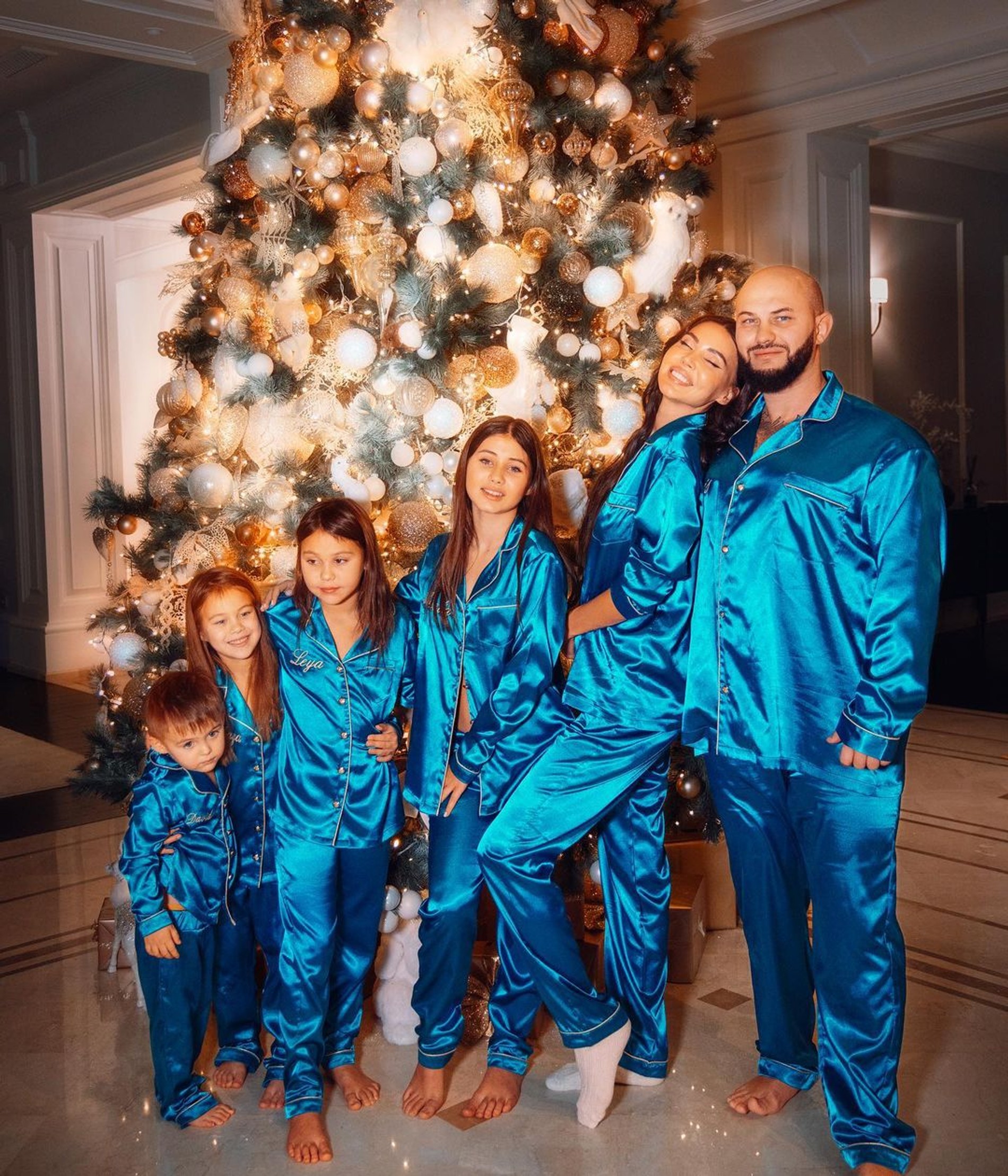 Оксана Самойлова и Джиган с детьми
Фото: Инстаграм (запрещен в РФ)